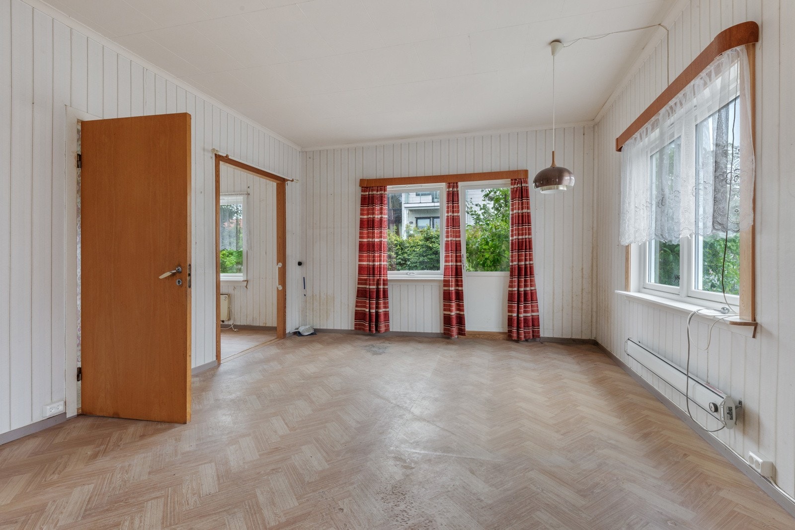 Stove - heile bustaden bør renoverast innvendig Galleribilde