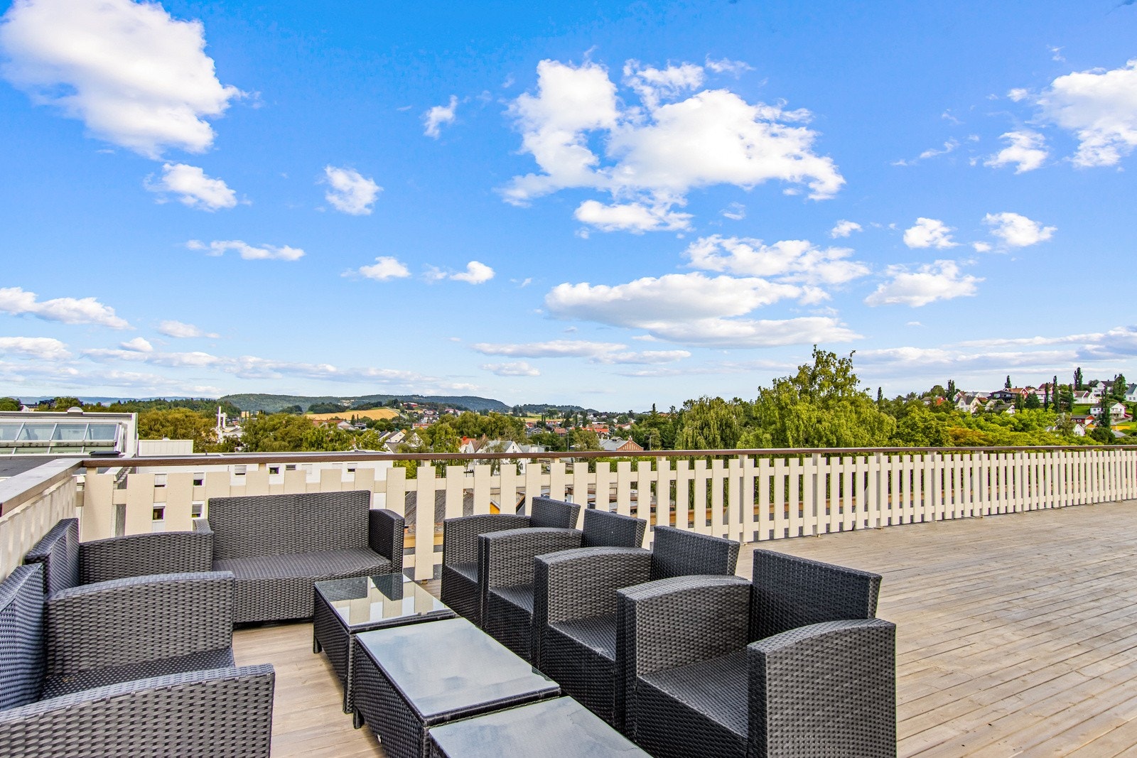 I tilknytning til takterrasse har man felles stue med kjøkken og toalett. Galleribilde