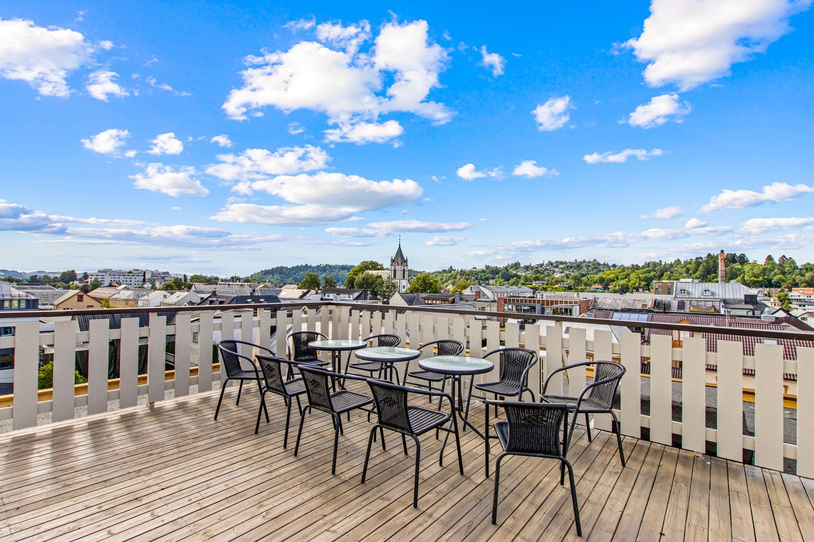 Stor, felles takterrasse. Terrassen har gode solforhold og kan benyttes av sameiets beboere. Galleribilde