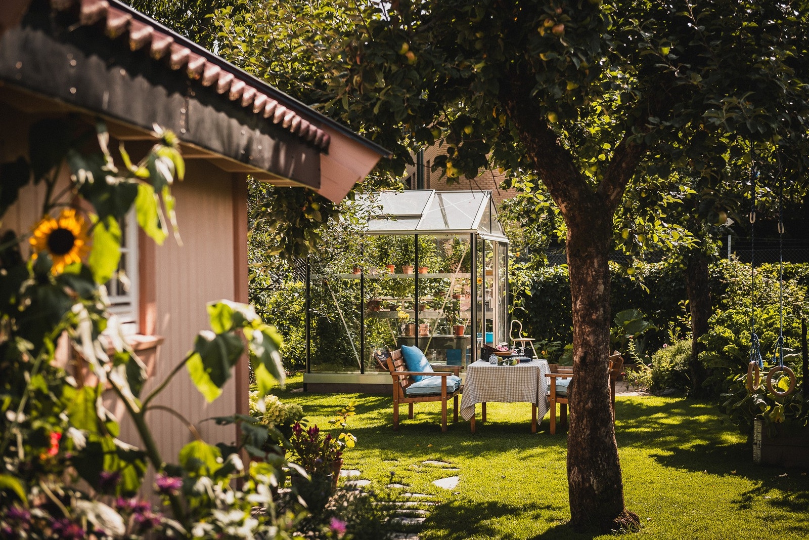 Privat hageparsell med gode solforhold. Galleribilde