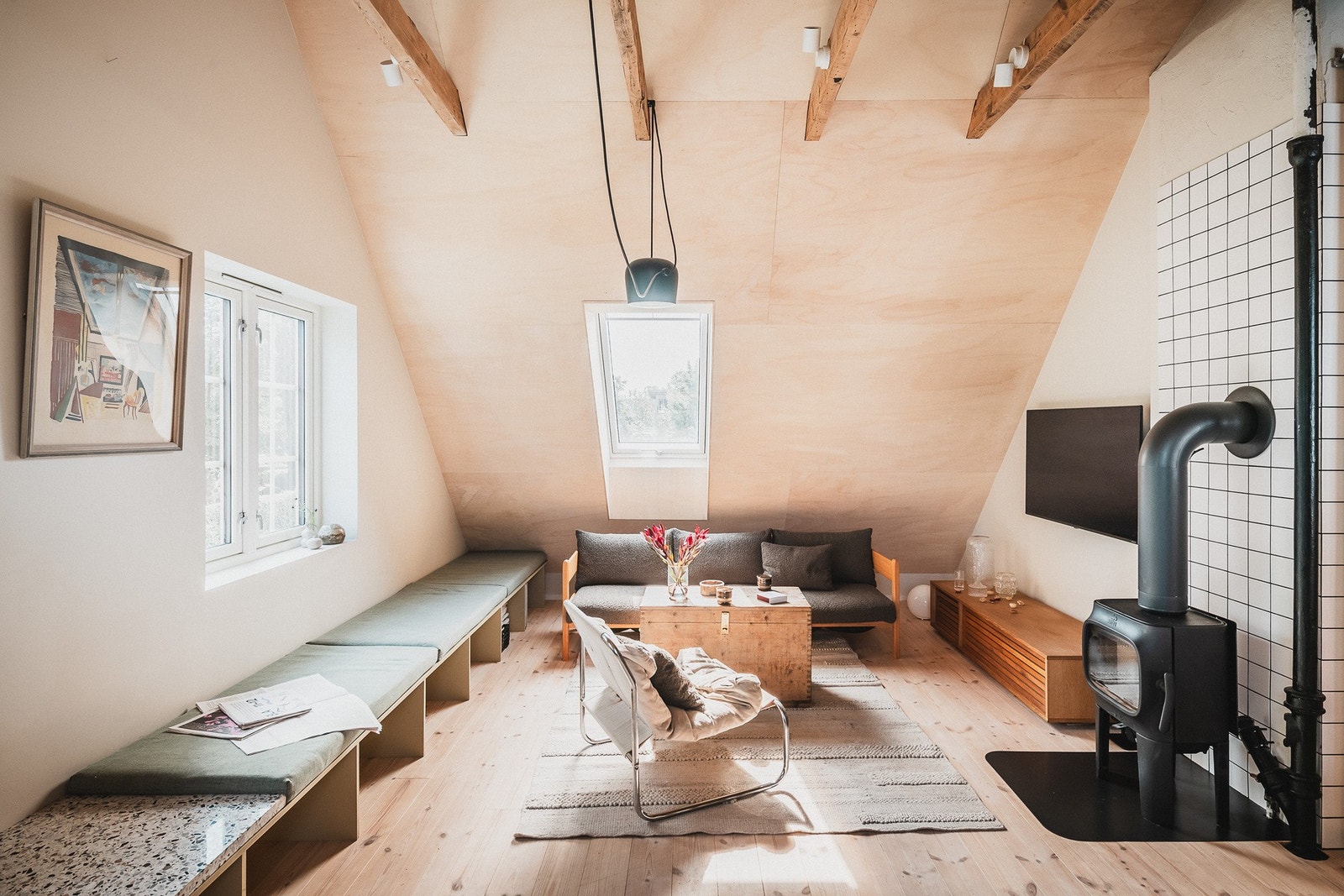 Leiligheten har en innholdsrik planløsning over tre etasjer. Galleribilde