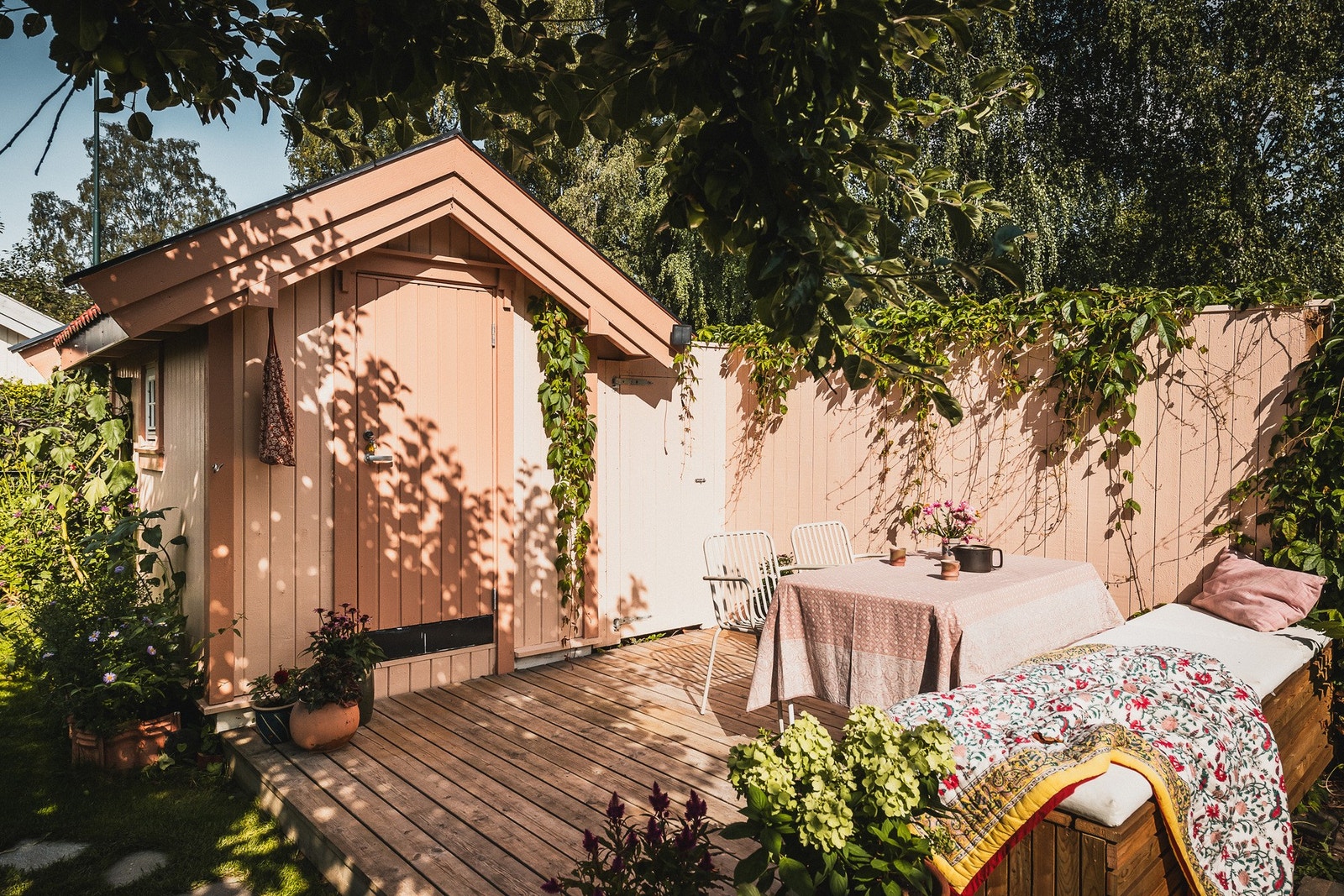 Hyggelig terrasse med praktisk utebod. Galleribilde