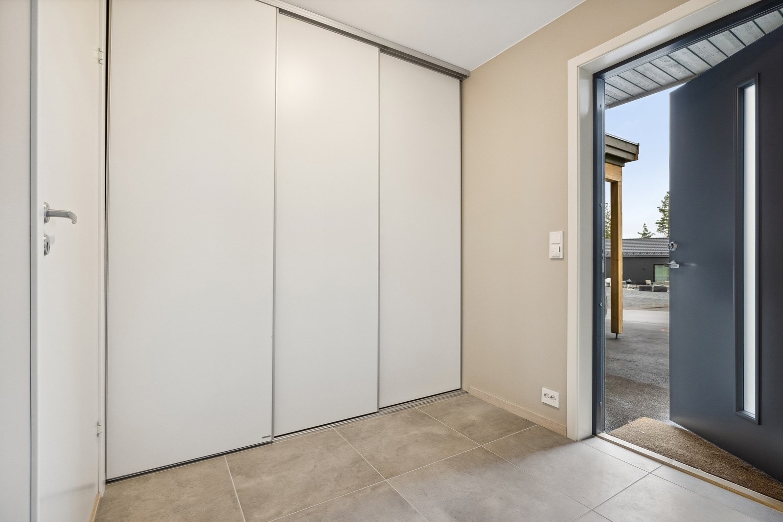 Entré med garderobe / Velkommen_inn Galleribilde