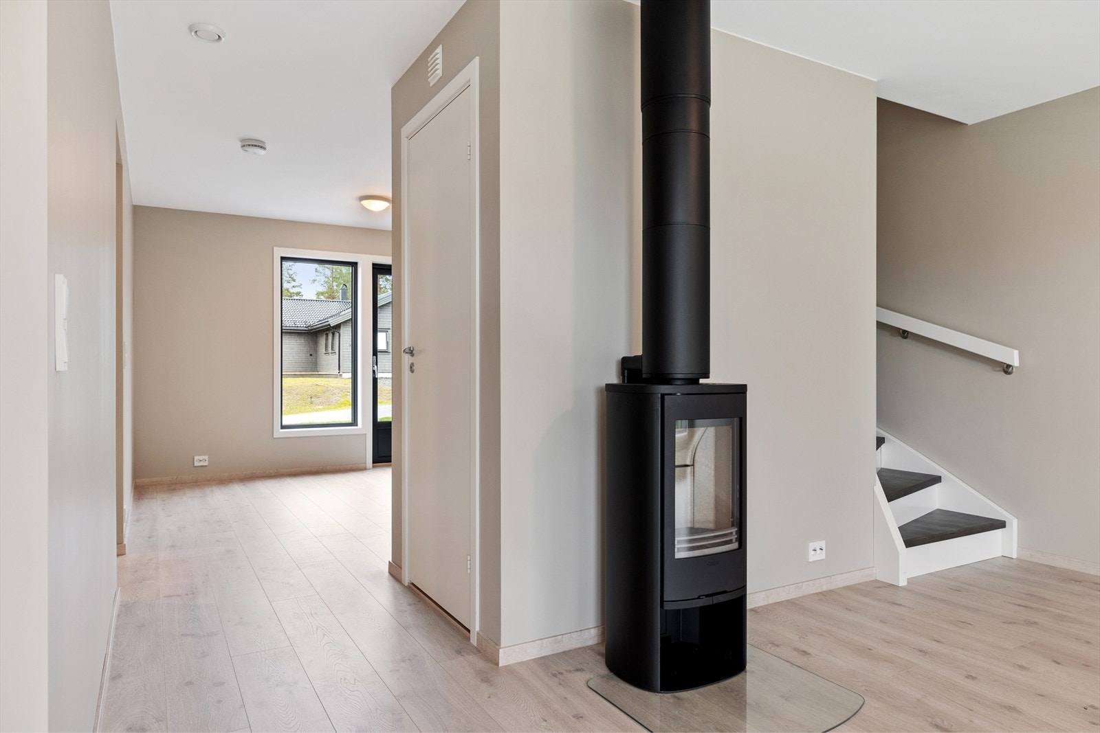 Stue med peisovn i første etasje som skaper stemning og varme, og er energibesparende. Galleribilde