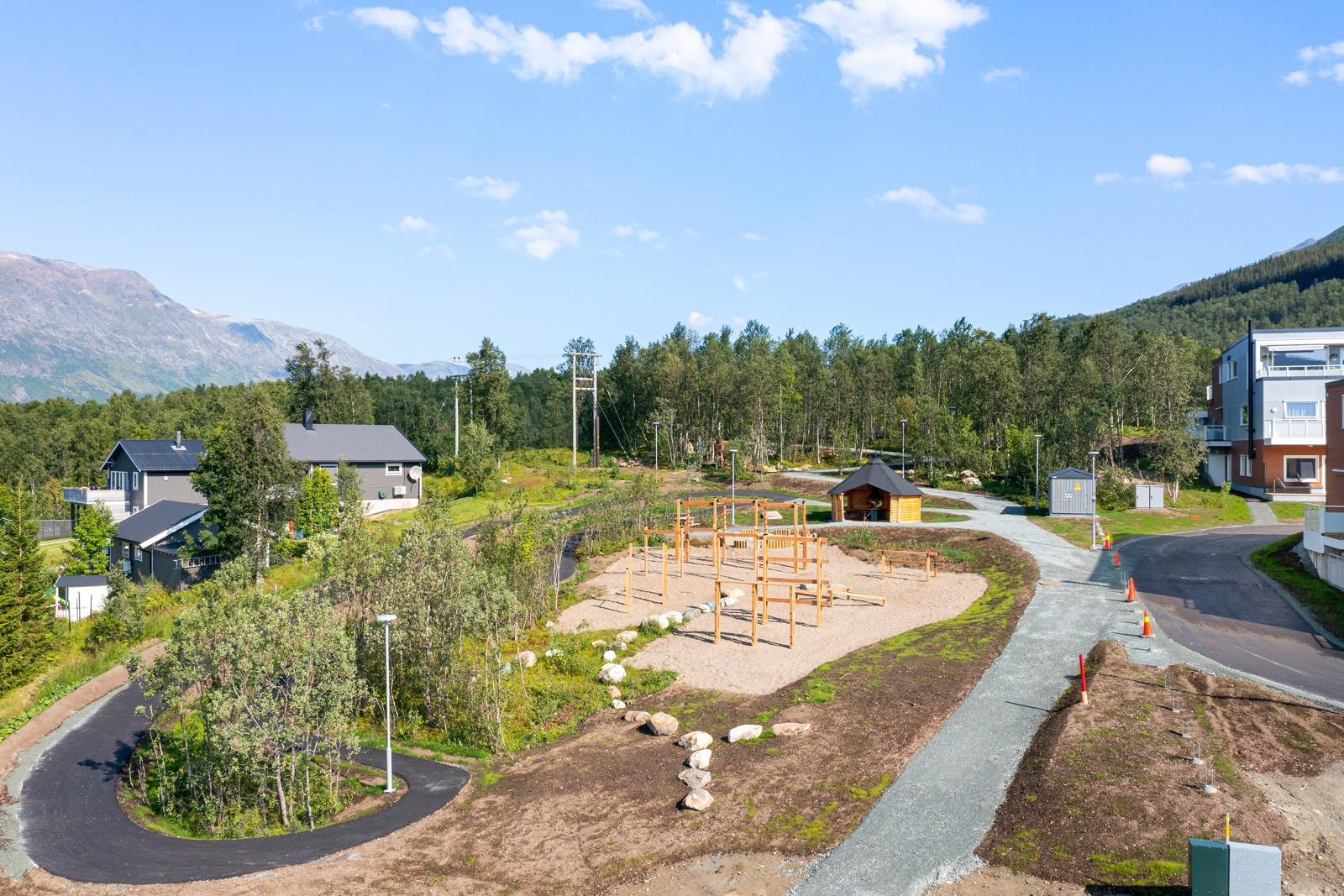 Flott lekeplass med sykkelbane, grillhytte og tuftepark.