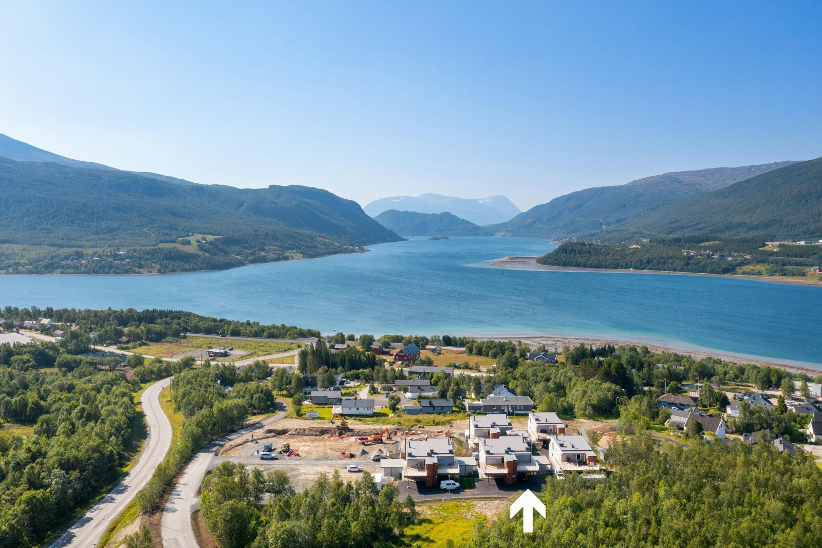 Boligen ligger på solrikt høydedrag og har flott utsikt over vakre Ramfjorden!