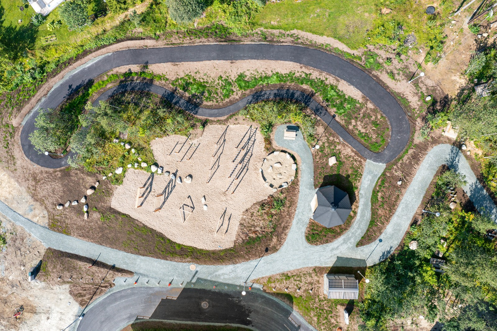 Flott lekeplass med sykkelbane, grillhytte og tuftepark.