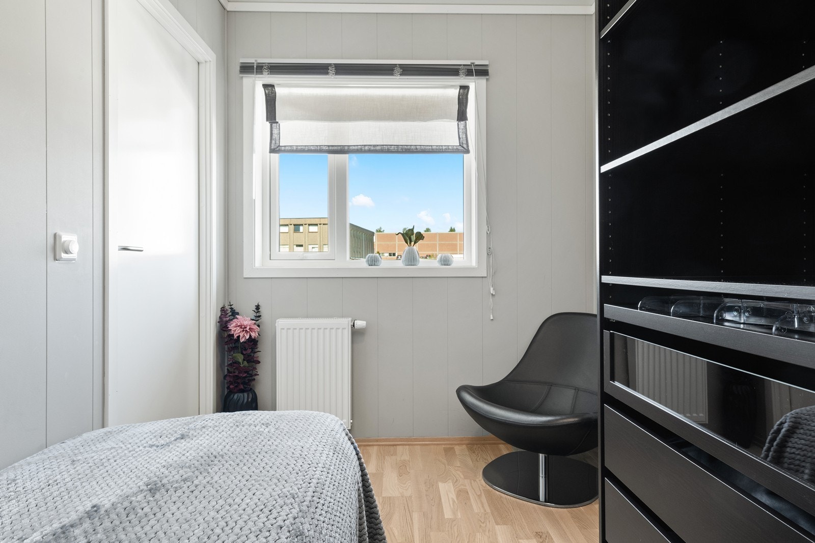 Soverom 2 med garderobeskap Galleribilde
