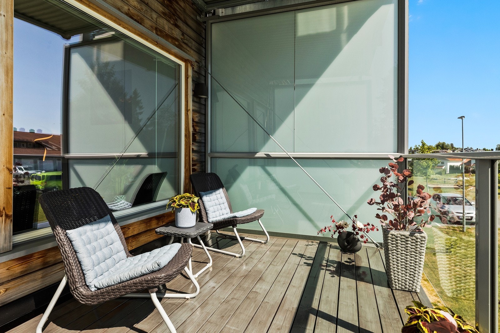 Solrik, flott balkong med rekkverk i stål og glass. Fint utsyn over omkringliggende område Galleribilde