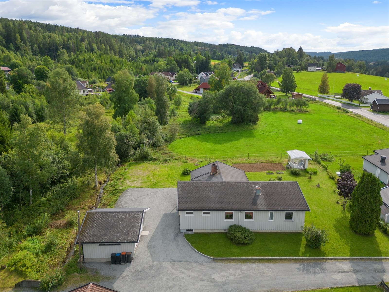Boligen ligger med nærhet til flotte turområder sommer som vinter. Barneskole. Galleribilde