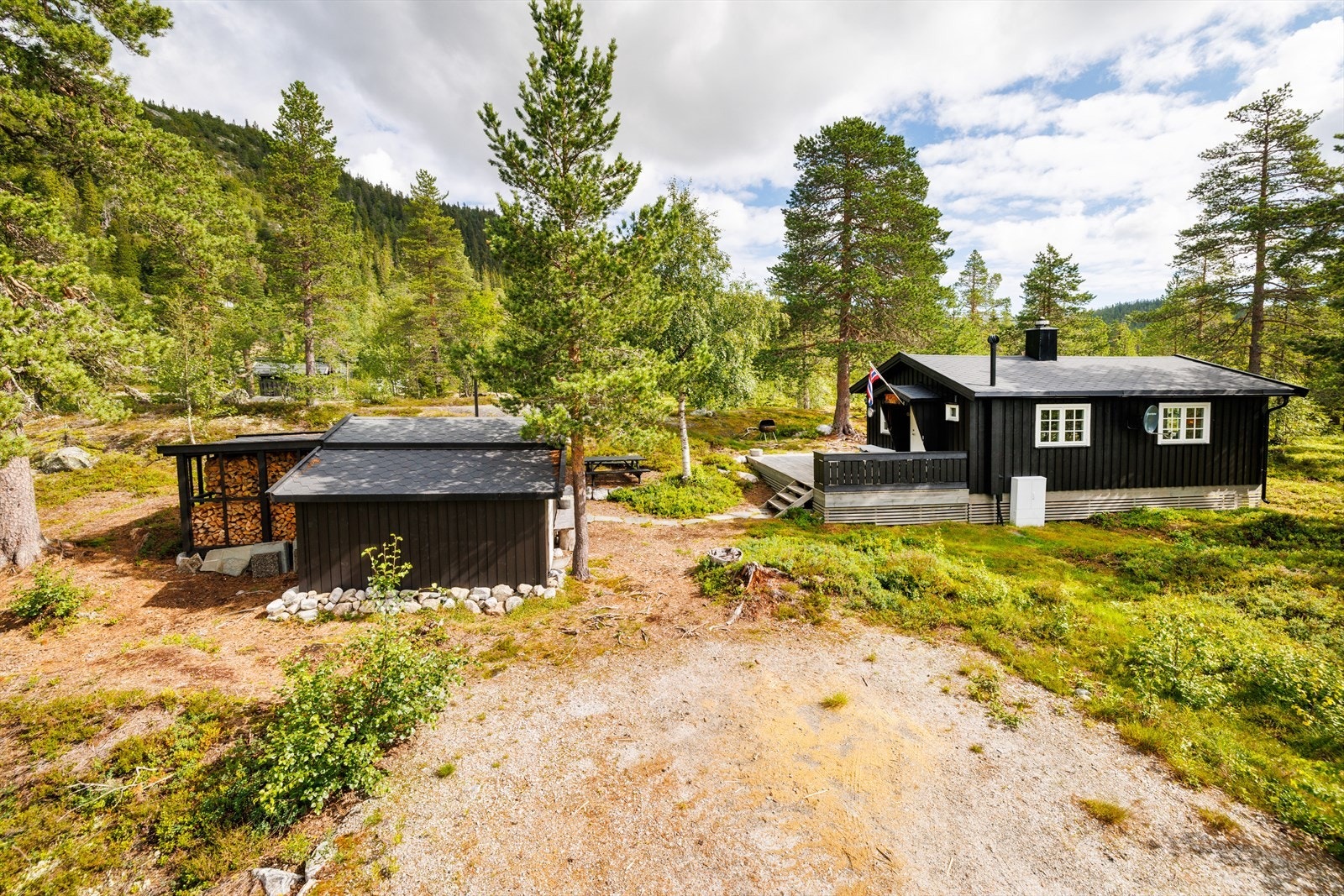 Hytta har en flott beliggenhet, skjermet og fredelig ca. 770 moh. i et populært hyttefelt. Galleribilde
