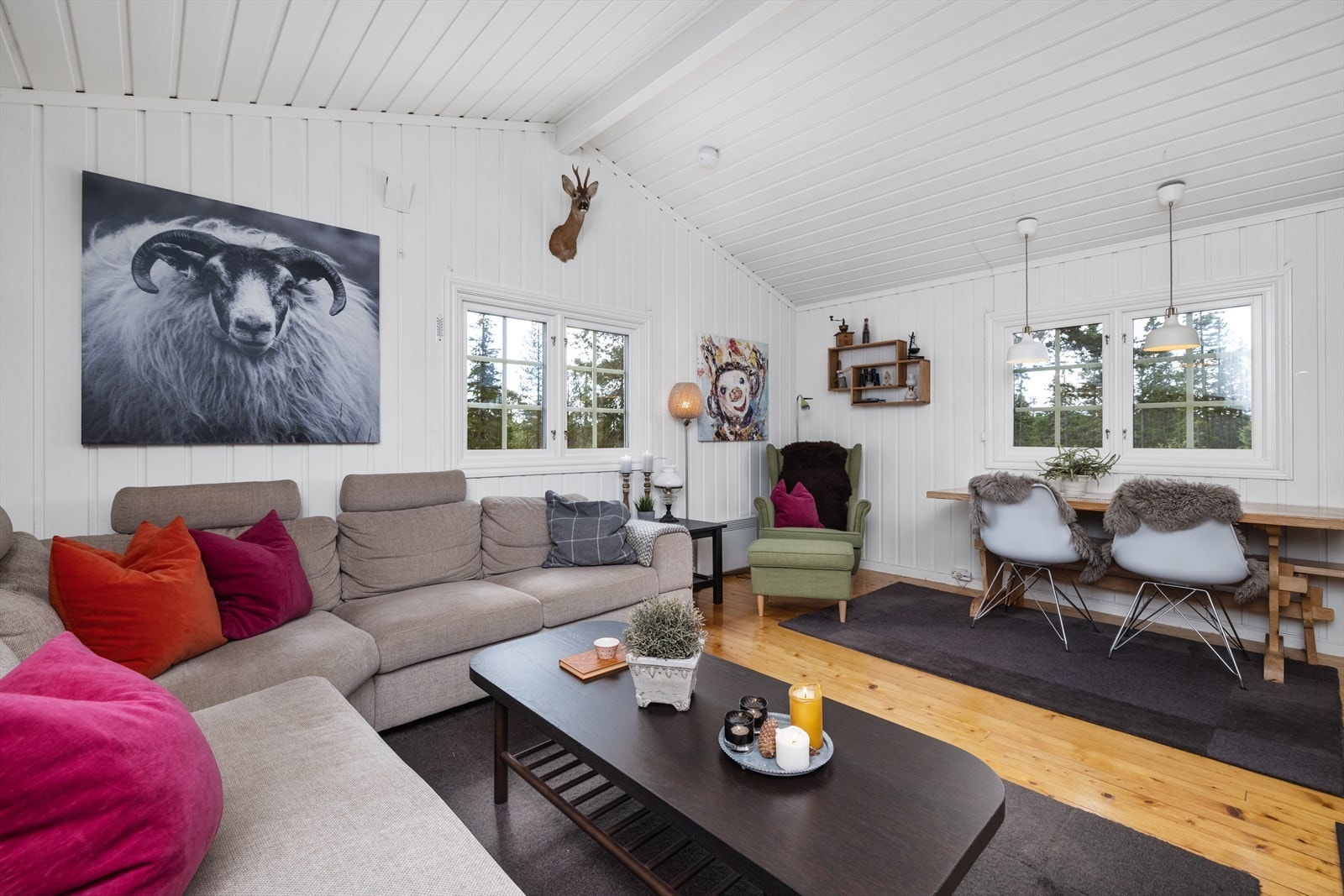 Stuen er lysmalt og føles romslig. Galleribilde