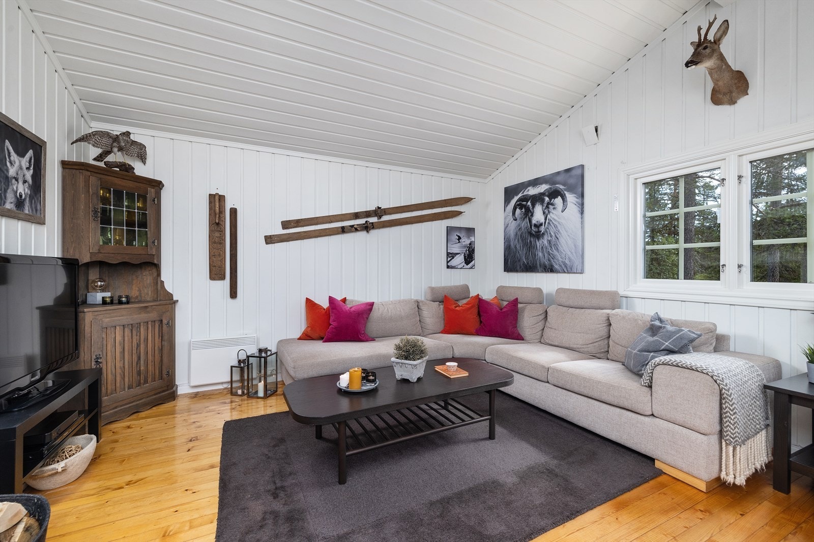 Stuen er romslig og har god plass til møblering. Galleribilde