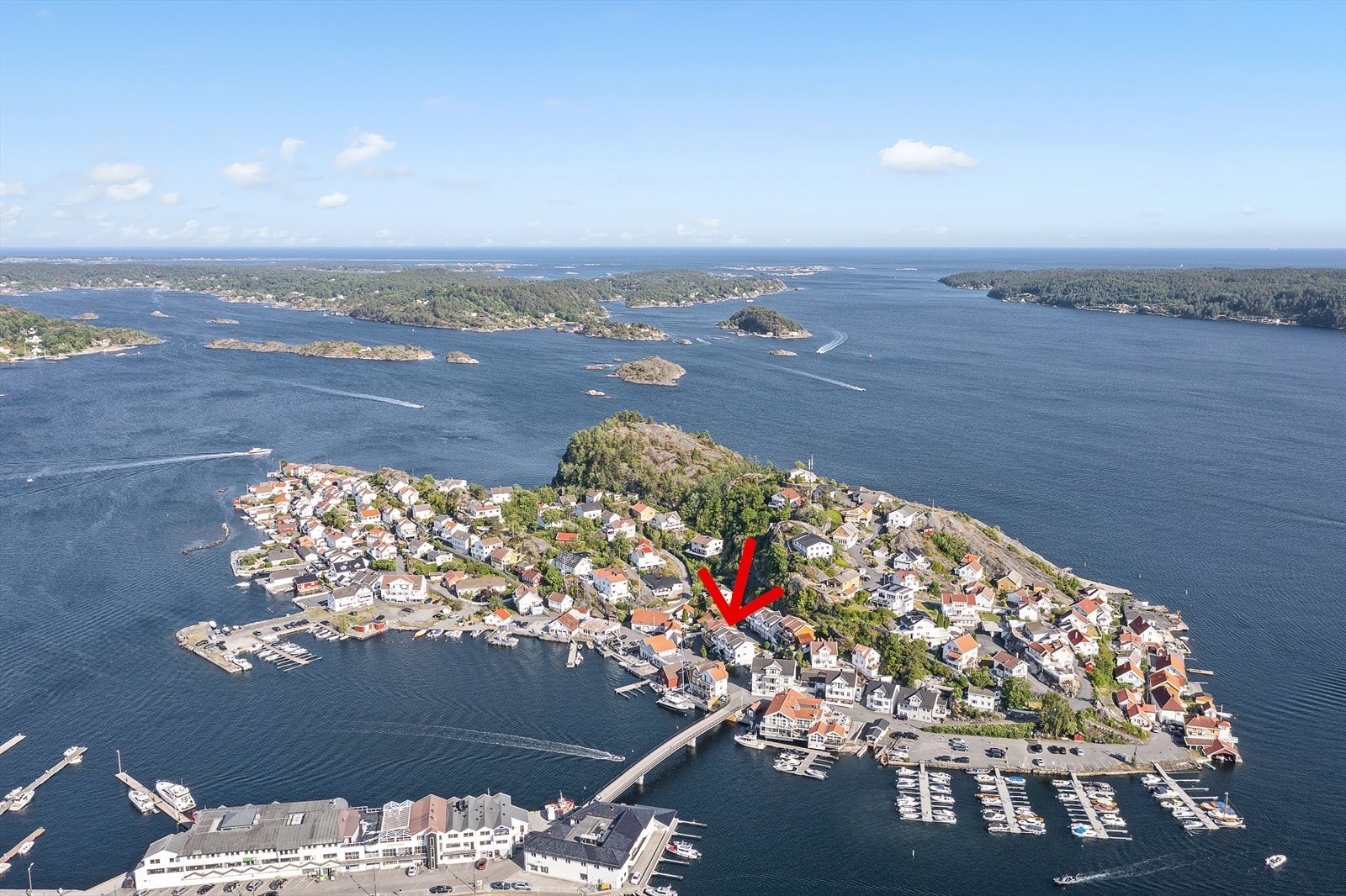 Sjøen ligger rett nedenfor huset og fra eiendommen kan man nyte en fin sjøutsikt ut mot Bærøfjorden og inn mot sentrum. Galleribilde