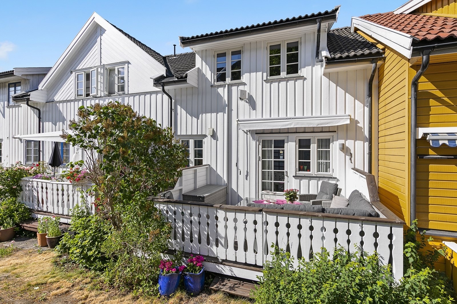 Tomten er svært solrik med sol fra tidlig morgen til ca kl 22. Galleribilde