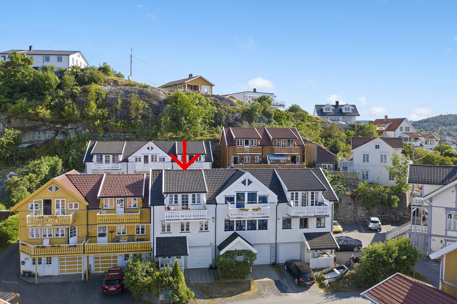 Flott bolig i rekke med garasje, svært sentralt beliggende med fantastisk flott sjøutsikt! Galleribilde