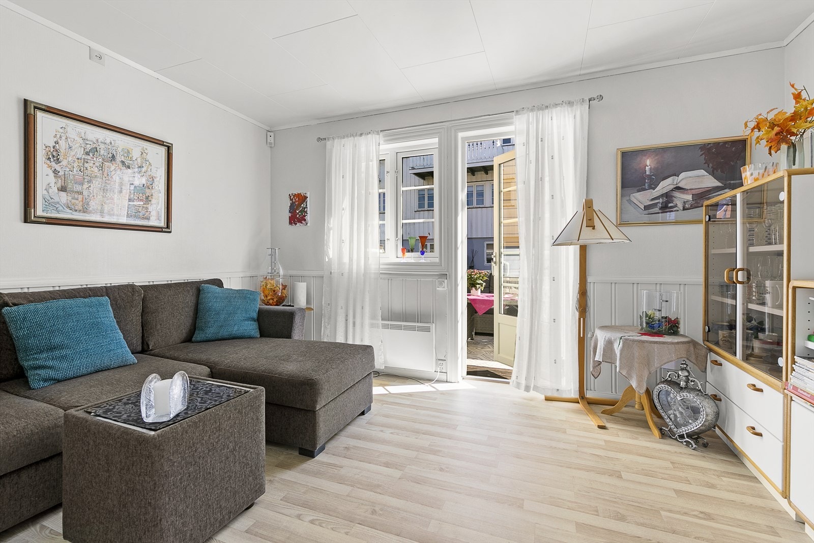 Stue med utgang til romslig veranda mot syd som ligger stille og fredelig mot et felles uteareal. Galleribilde