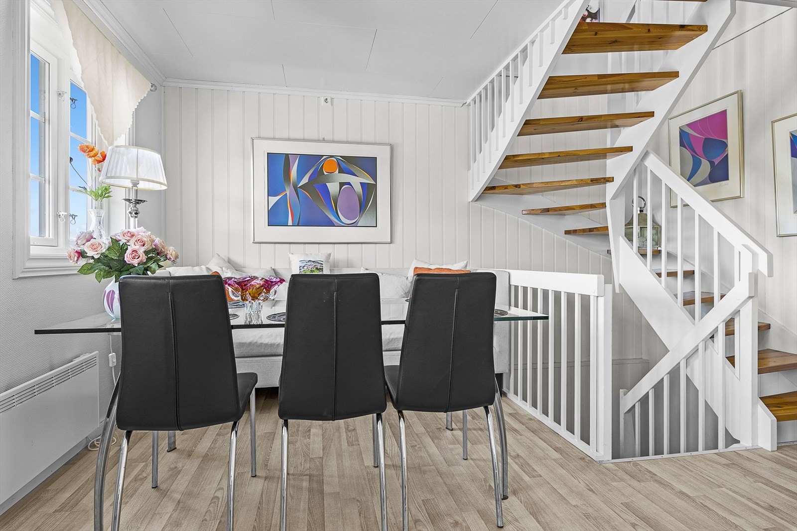 2. etg. inneholder: Kjøkken med spiseplass, mellomgang, stue og bad. Galleribilde