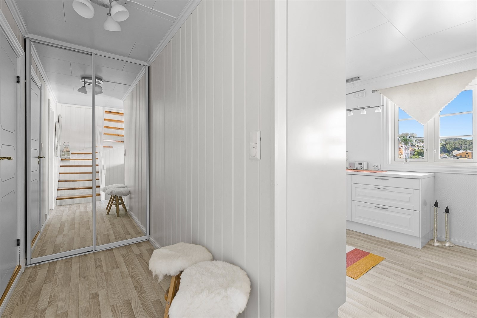 Mellomgang med skyvedørsgarderobe. Galleribilde