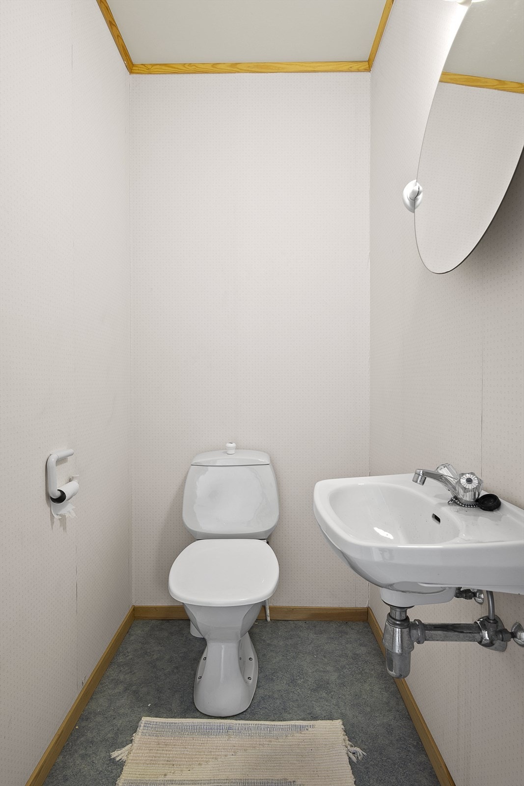Toalettrom med wc og håndvask. Galleribilde