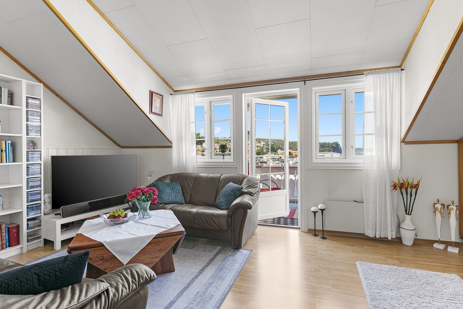 Utgang til balkong med kjempeflott utsikt og sen kveldssol. Dette bør oppleves! Galleribilde