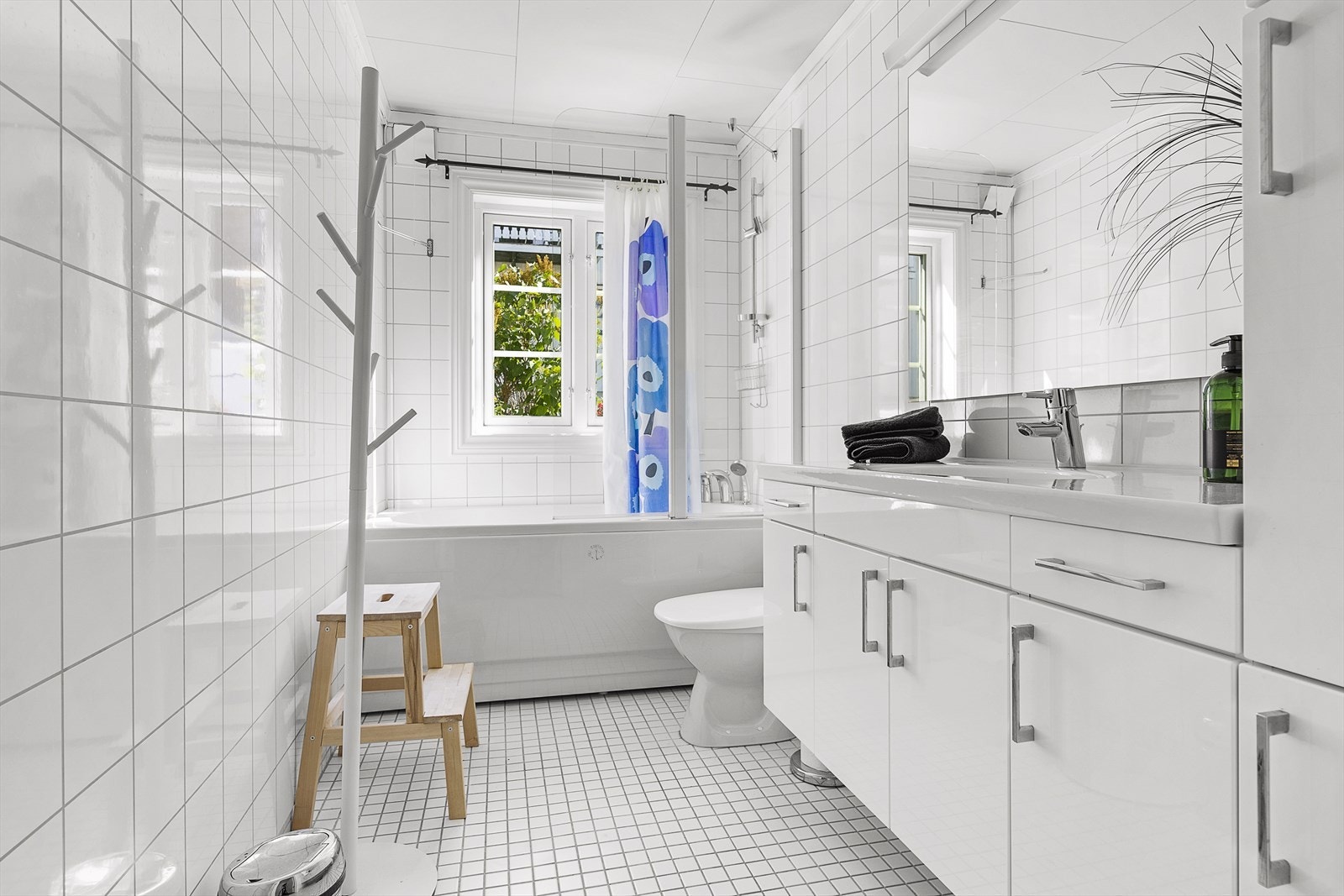 Badet er pusset opp for ca 10 år siden med nytt gulv med varmekabler og våtromsplater på veggene. Galleribilde