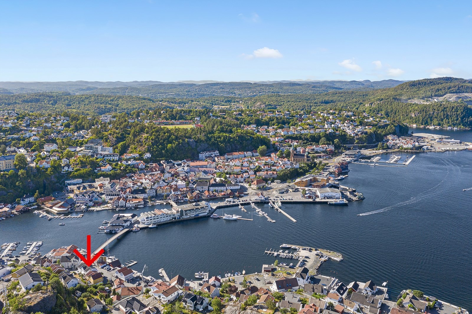 Lengter man etter et yrende folkeliv på sommerstid er det 2-3 minutters gangavstand til byen med sjarmerende små nisjebutikker, kaféer, marked og restauranter. Galleribilde