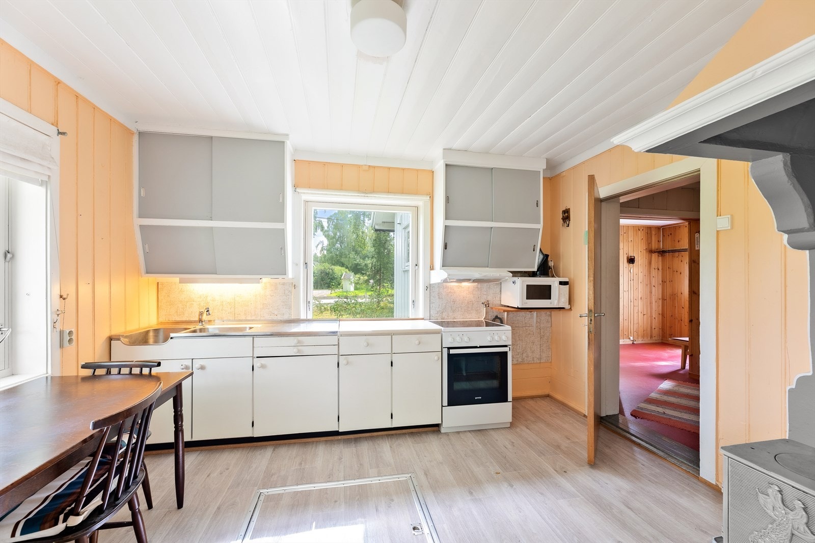 I innredningen er det opplegg og plass til komfyr og det er plass til frittstående kjøleskap på kjøkkenet. Galleribilde