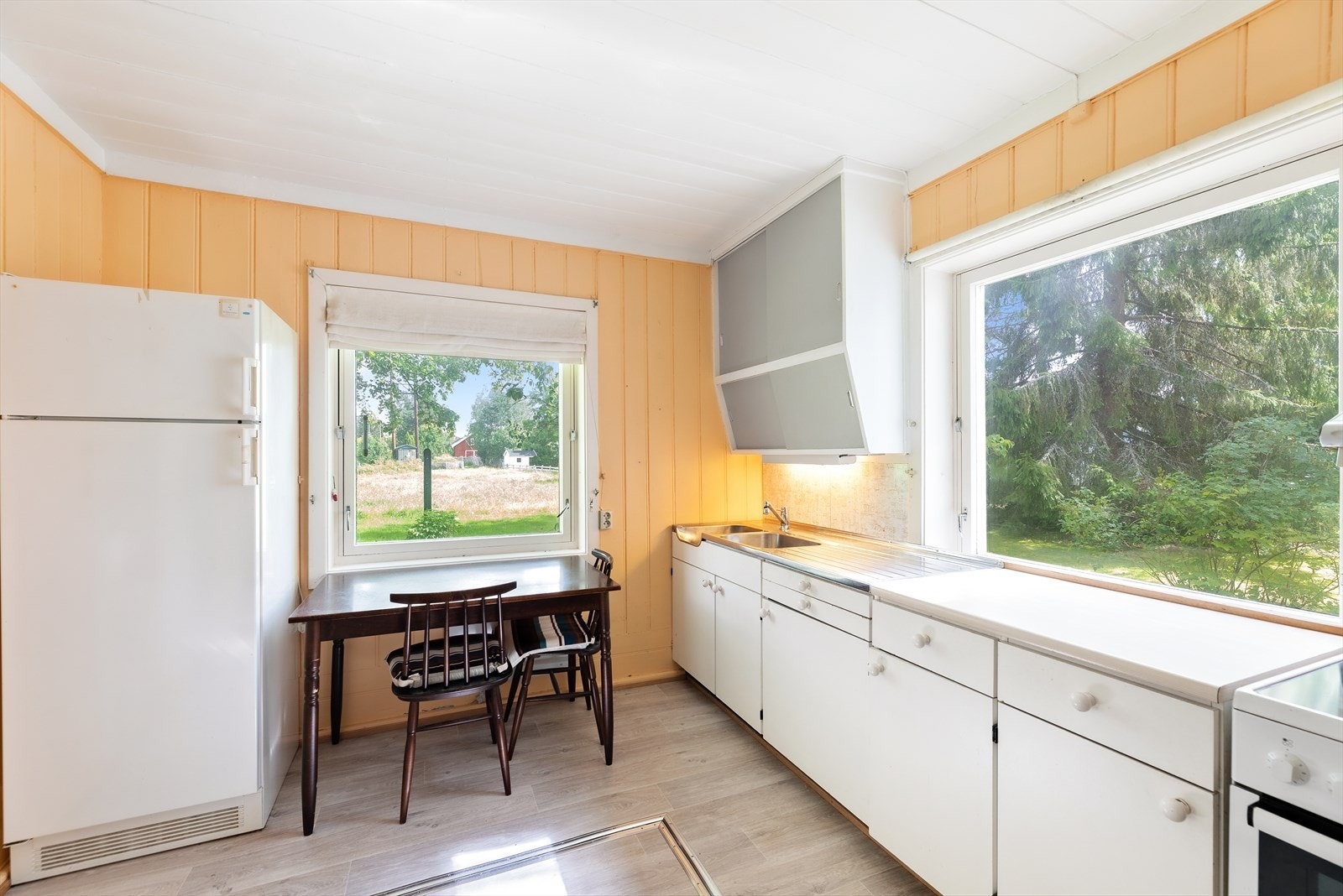 Eget kjøkkenrom med plass til frokostplass ved vinduet. Galleribilde