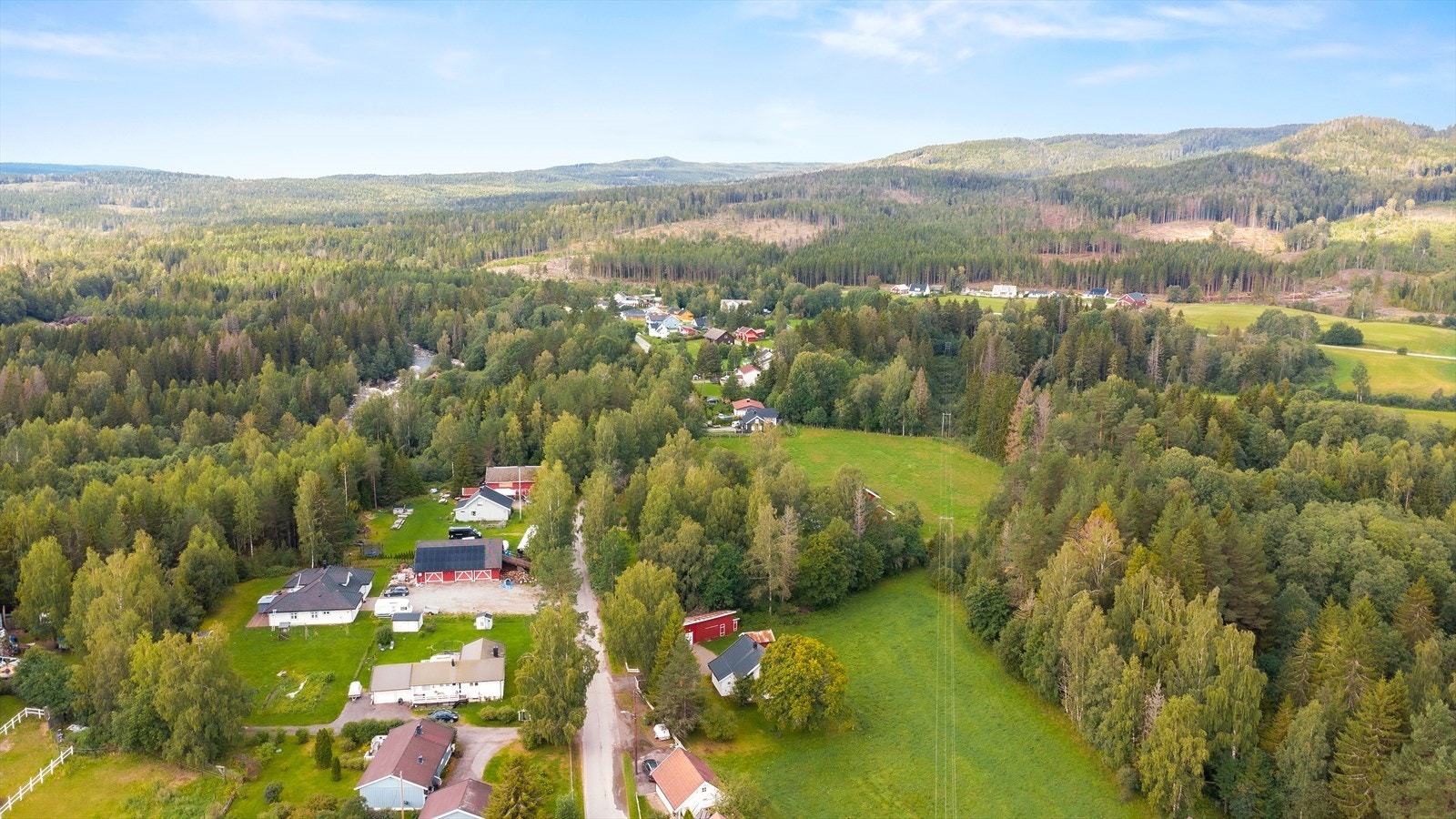 Det er omtrent 8 min gange til nærmeste bussholdeplass på Vollaugkrysset. Dal stasjon med både tog og buss ligger et kvarters kjøretur unna. Galleribilde