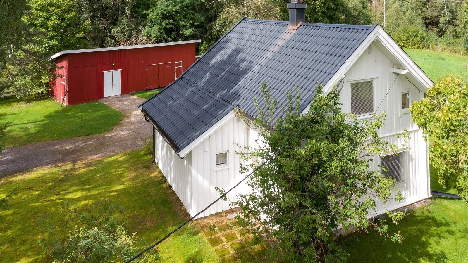 Det er en liten helleplatting på boligens sydøstlige hjørne. Galleribilde