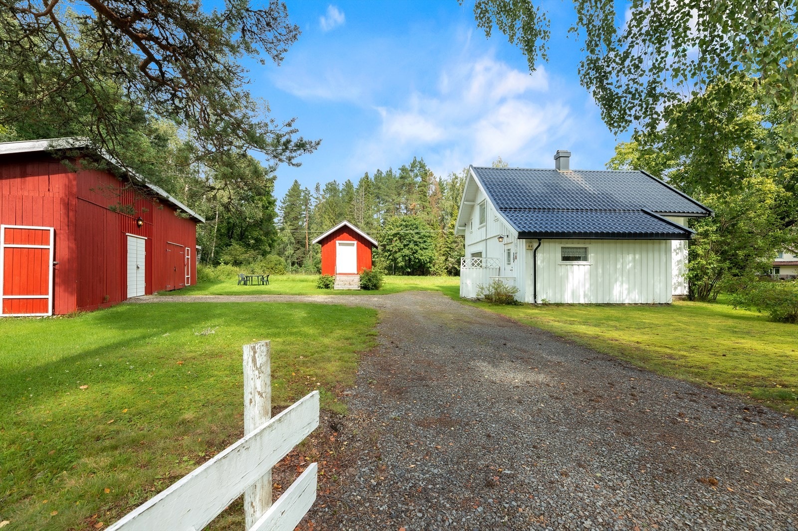 Koselig tun med småbrukspreg. Galleribilde