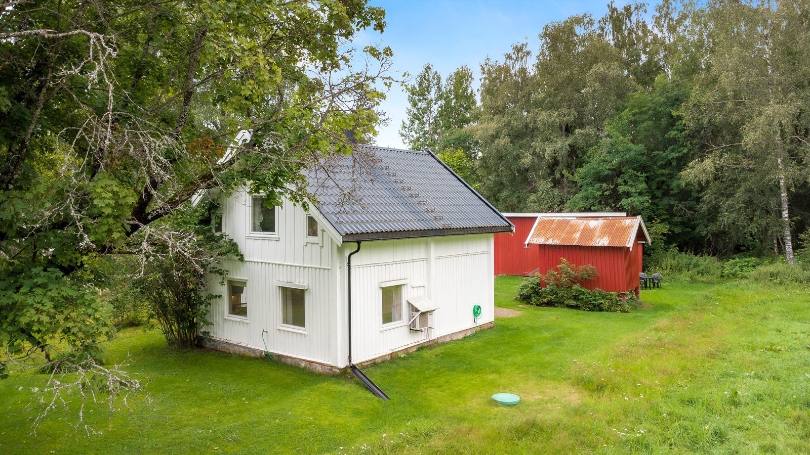 Tomten er fint beplantet og velholdt. Galleribilde