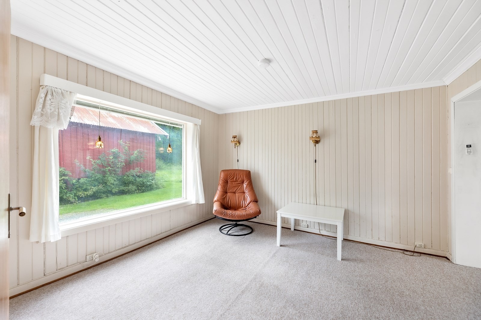 Stuene byr på flere innredningsmuligheter og har plass til både sofagruppe og spisebord. Galleribilde