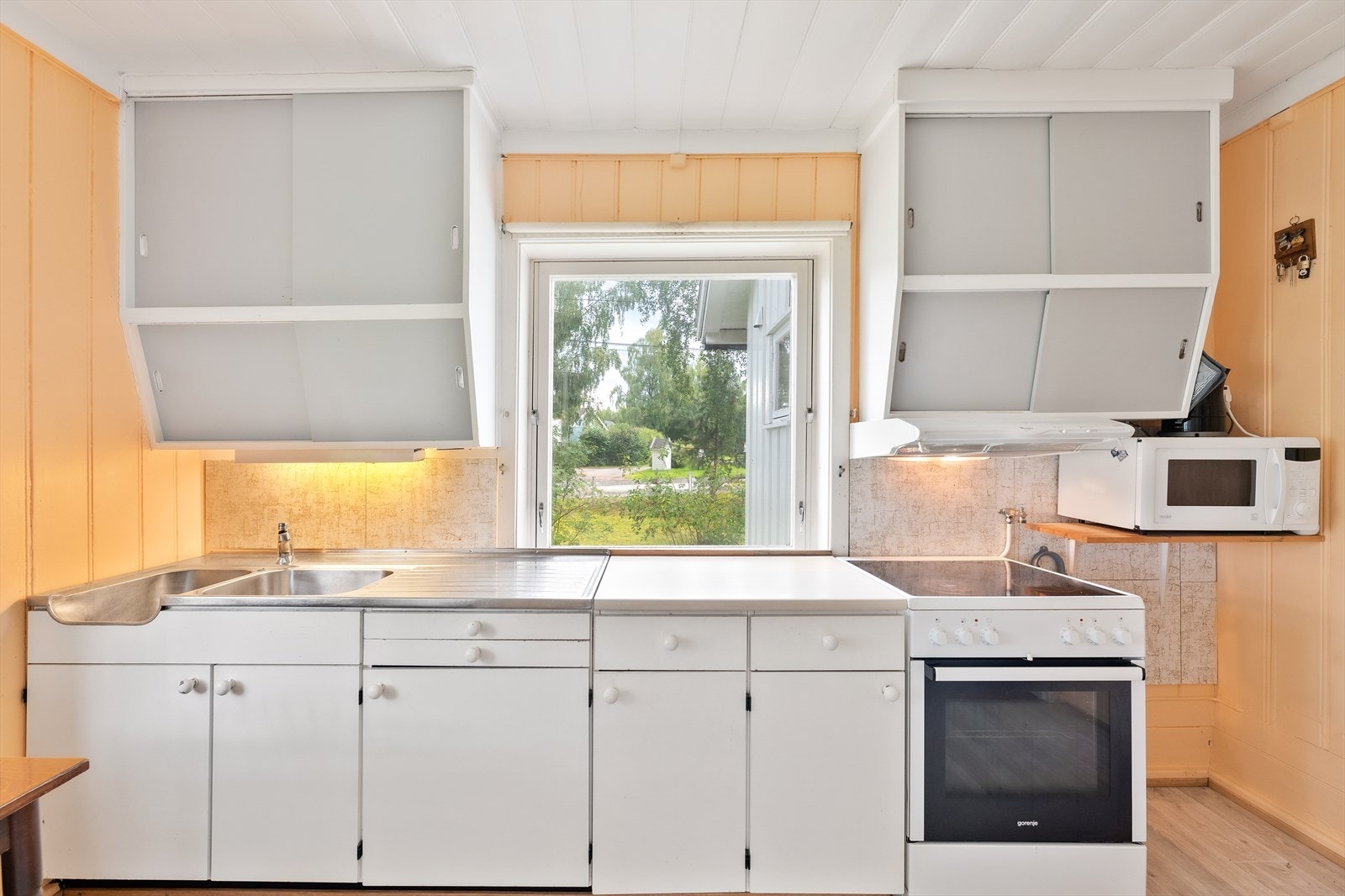 Innredningen er av eldre standard og har slette fronter og laminert benkeplate. Galleribilde