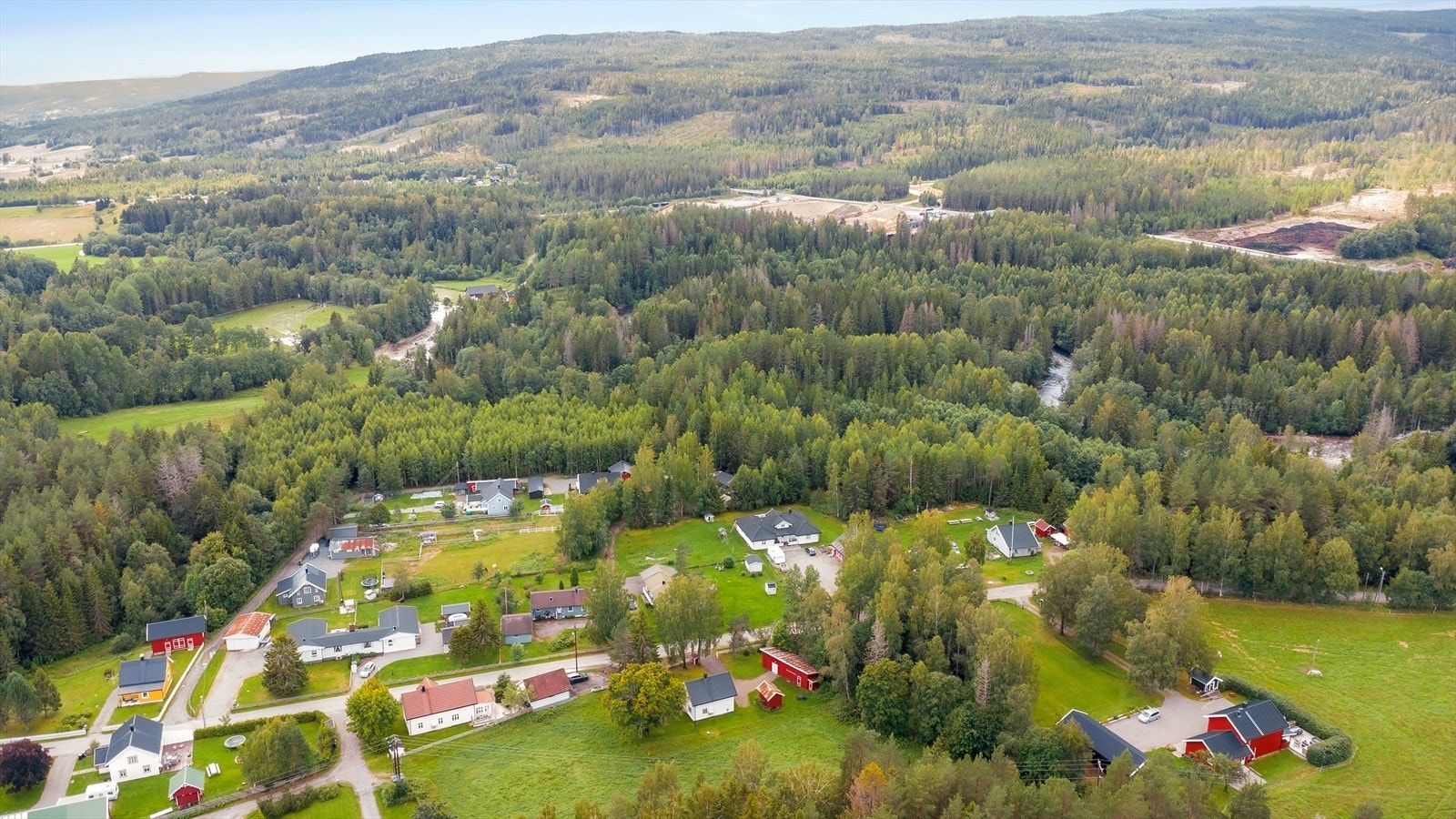 Trivelig nabolag av boligbebyggelse. Galleribilde