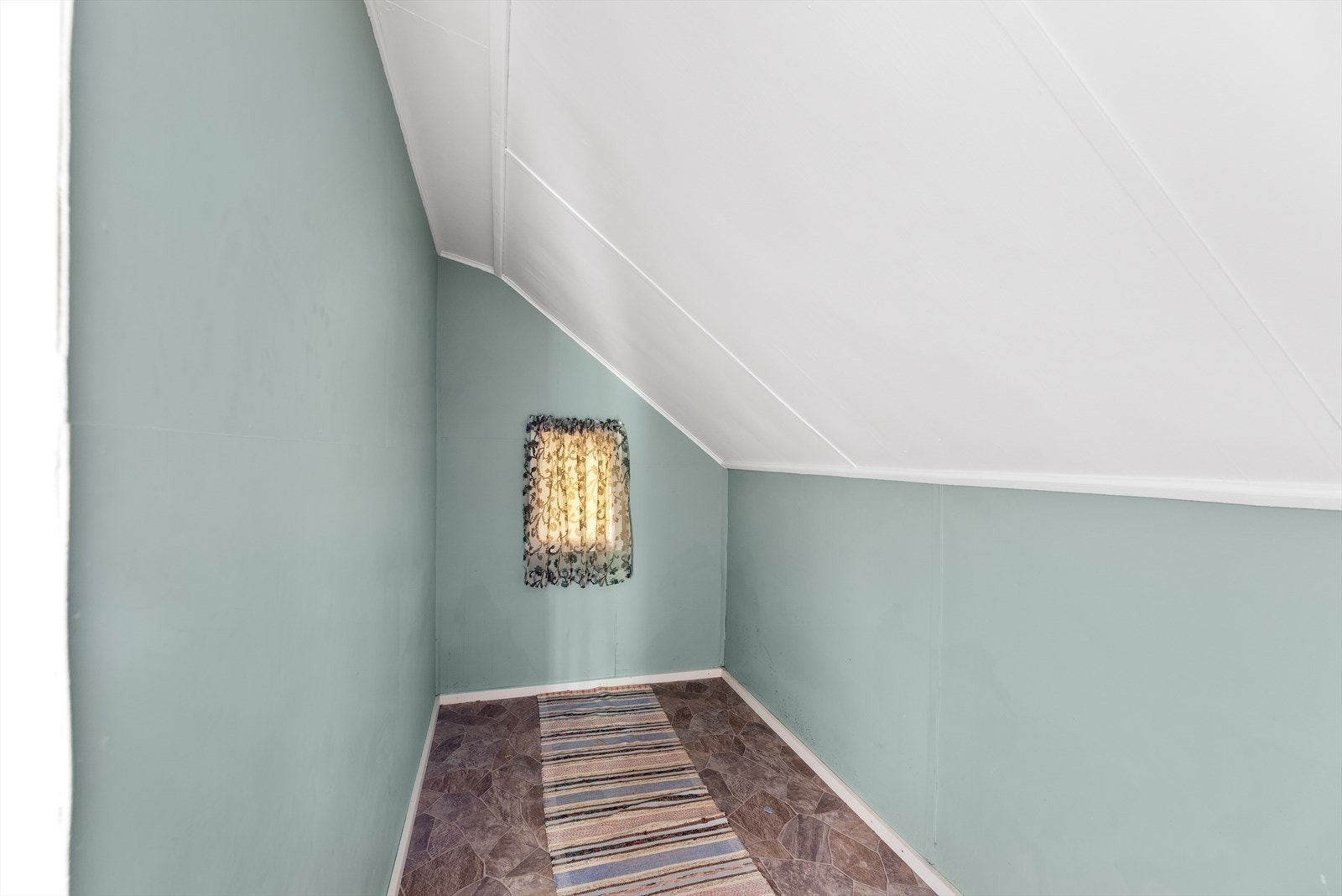 Praktisk lagringsrom i loftsetasjen. Galleribilde