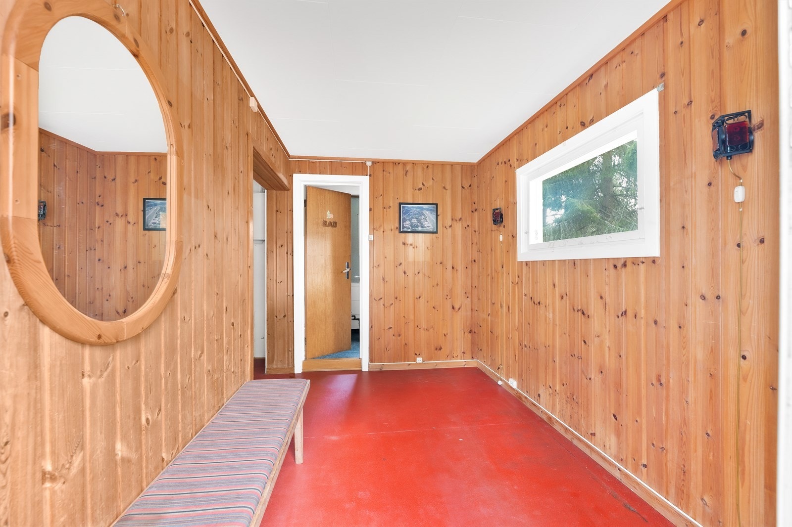 Romslig entré med god plass til skoskap, oppheng og garderobeskap. Galleribilde