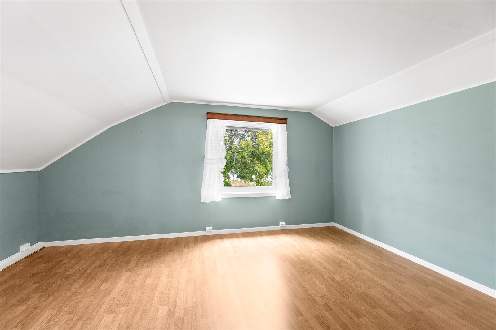 Begge soverom har plass til seng, skrivepult og garderobeløsning. Galleribilde