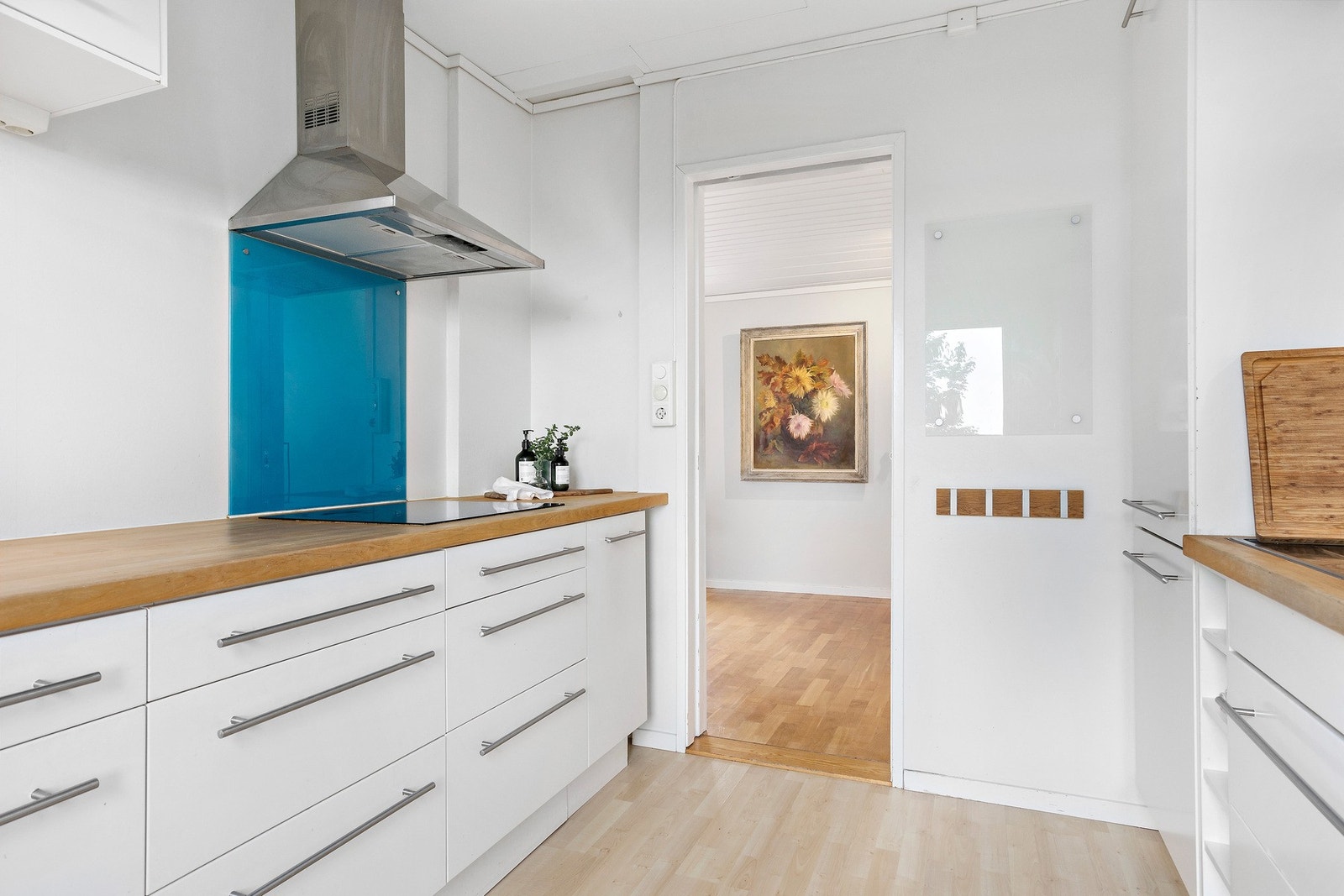 Kjøkken (TG1) adskilt fra spisestue/stue - Praktisk med glassplater bak steke- og våtsoner. Galleribilde