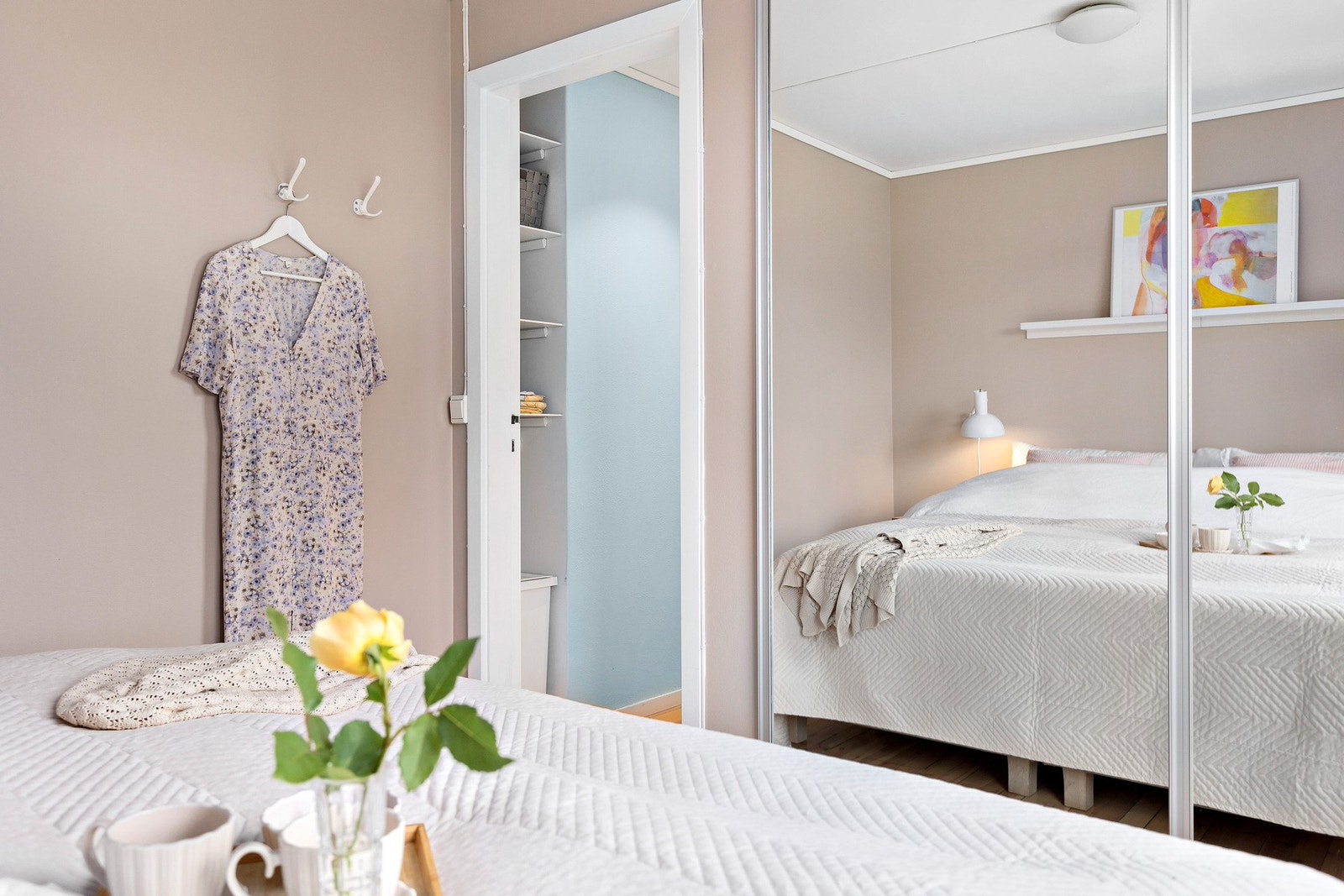 Hovedsoverom på 9,5 kvm - Innredet med skyvedørsgarderobe. Galleribilde