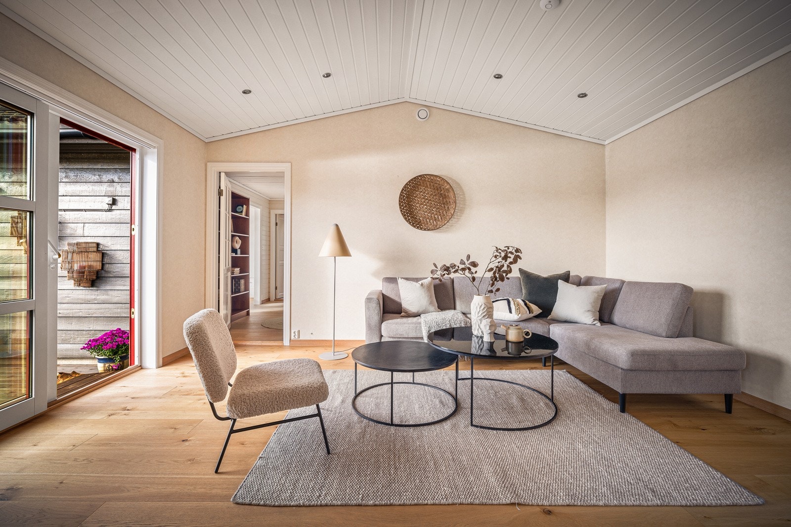 Her er det rikelig med plass til innredning av en komfortabel sittegruppe. Galleribilde