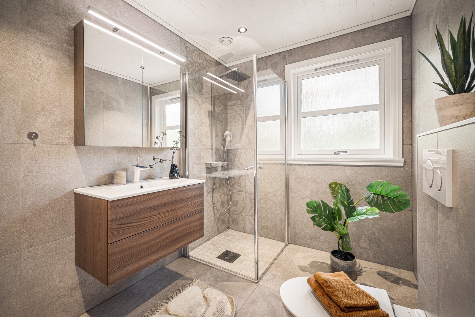 I husets nordlige del ligger det lekre helflisede badet fra 2019. Galleribilde
