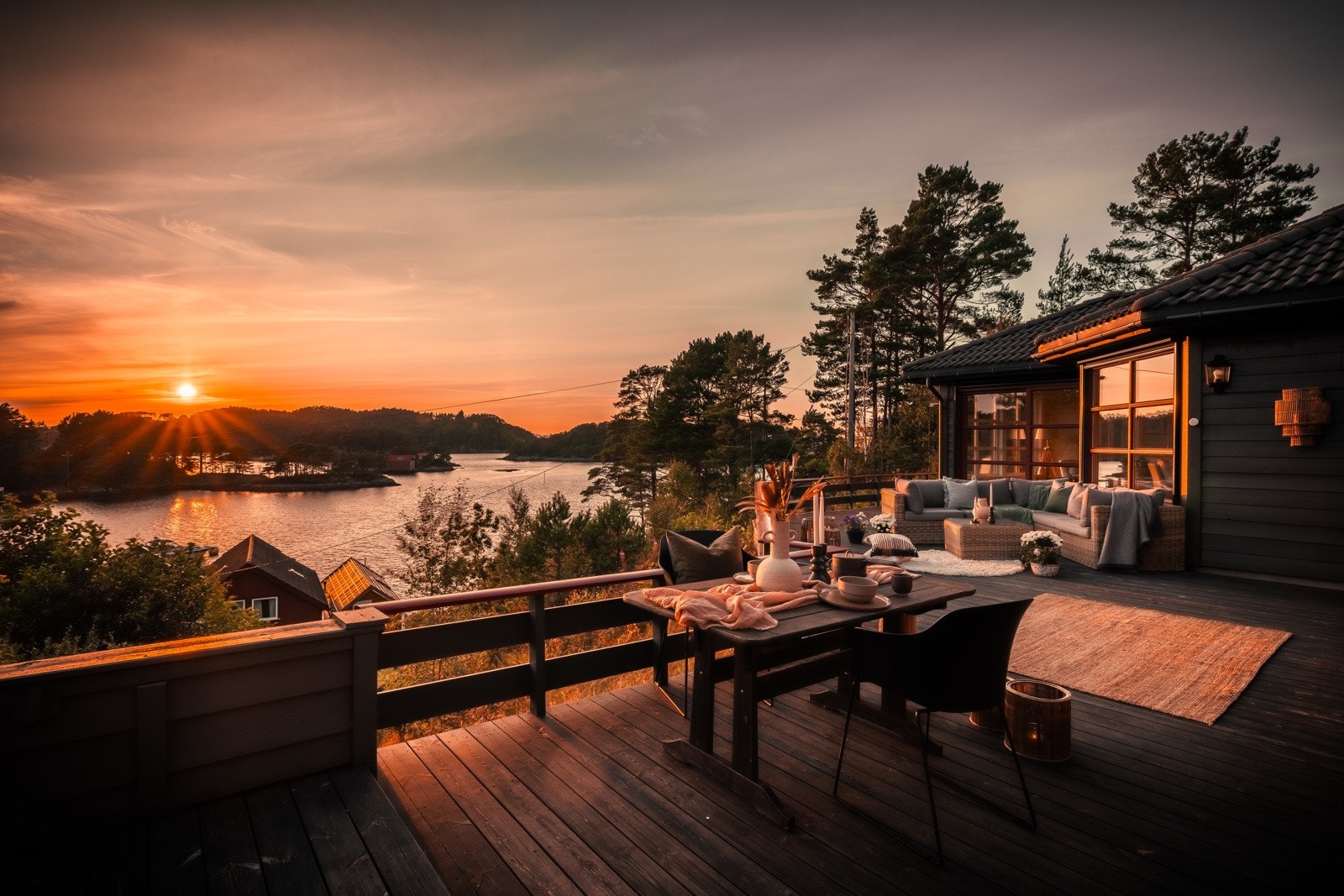 Terrassen er på hele 72 kvm og har god plass til utemøbler, grill og det man måtte ønske. Galleribilde