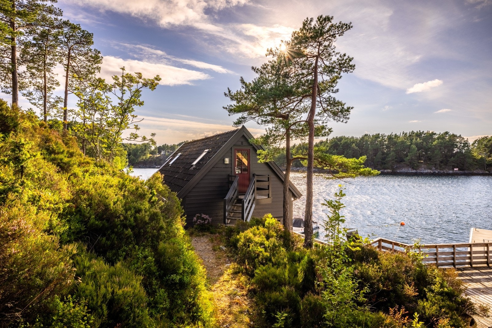 Trappen på nedsiden av terrassen tar deg ned mot nøstet. Galleribilde