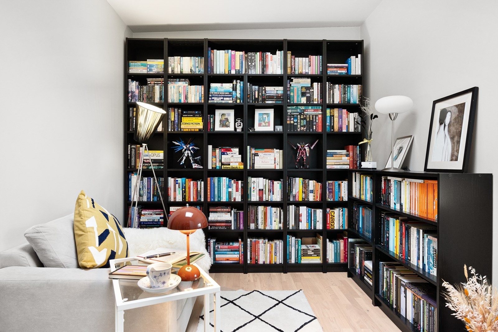 Soverom 2 brukes i dag som bibliotek. Alternativt kan rommet bruks som gjesterom, barnerom eller hjemmekontor. Galleribilde