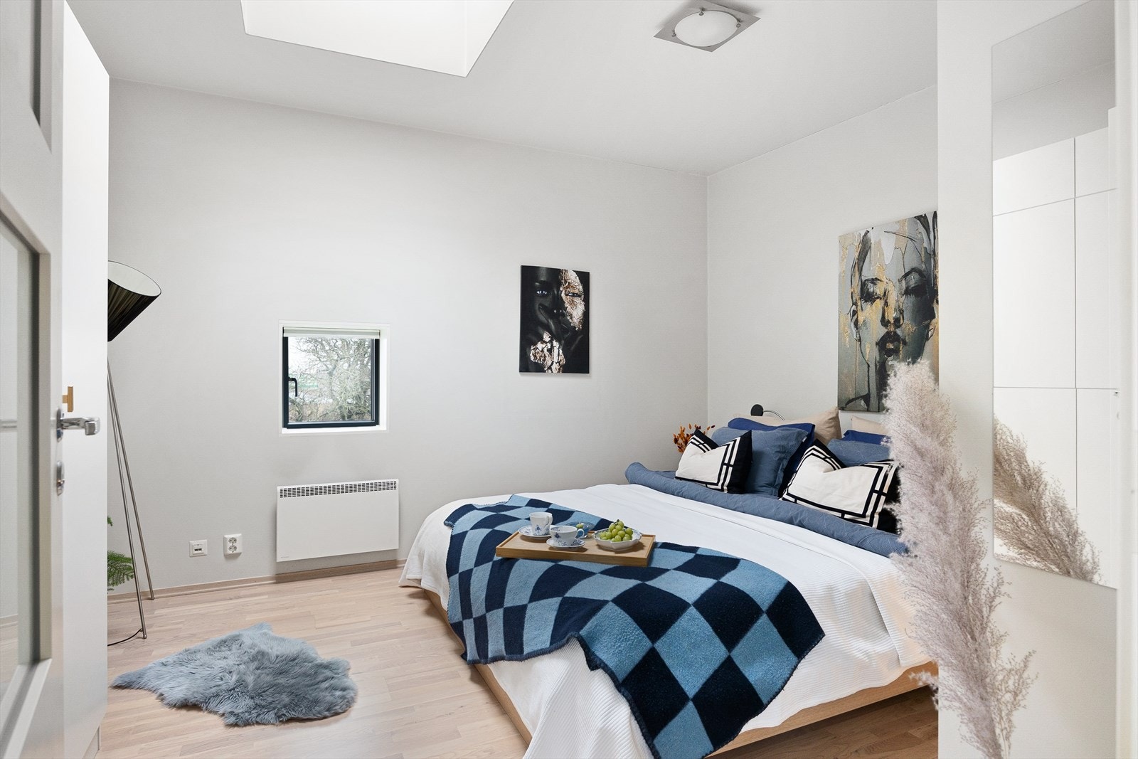 Boligen har to soverom av god størrelse med plass til dobbeltseng, romslig garderobe og øvrig møblement. Galleribilde