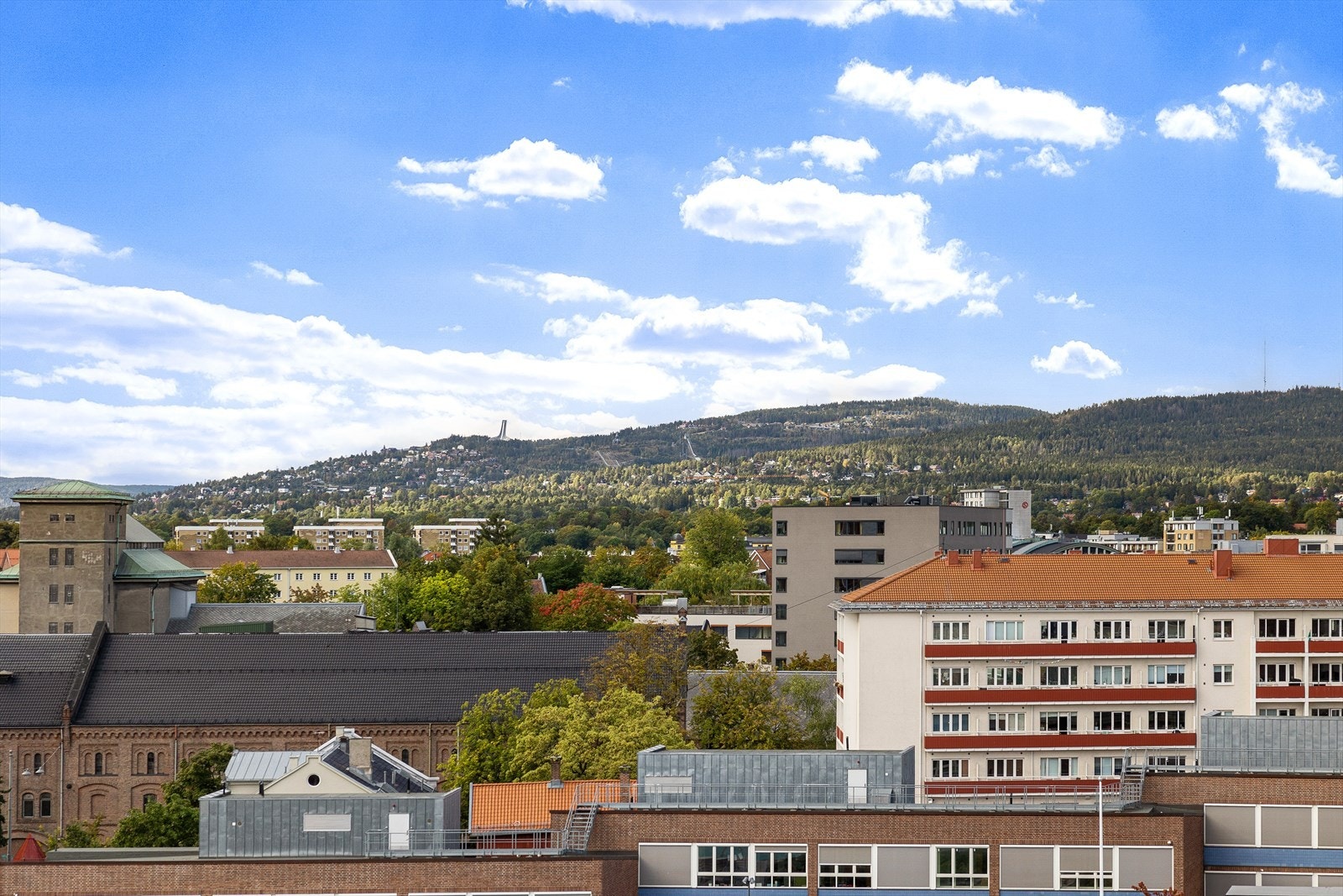 Utsikten mot Holmenkollen og Oslo sentrum kan nytes året rundt. Galleribilde