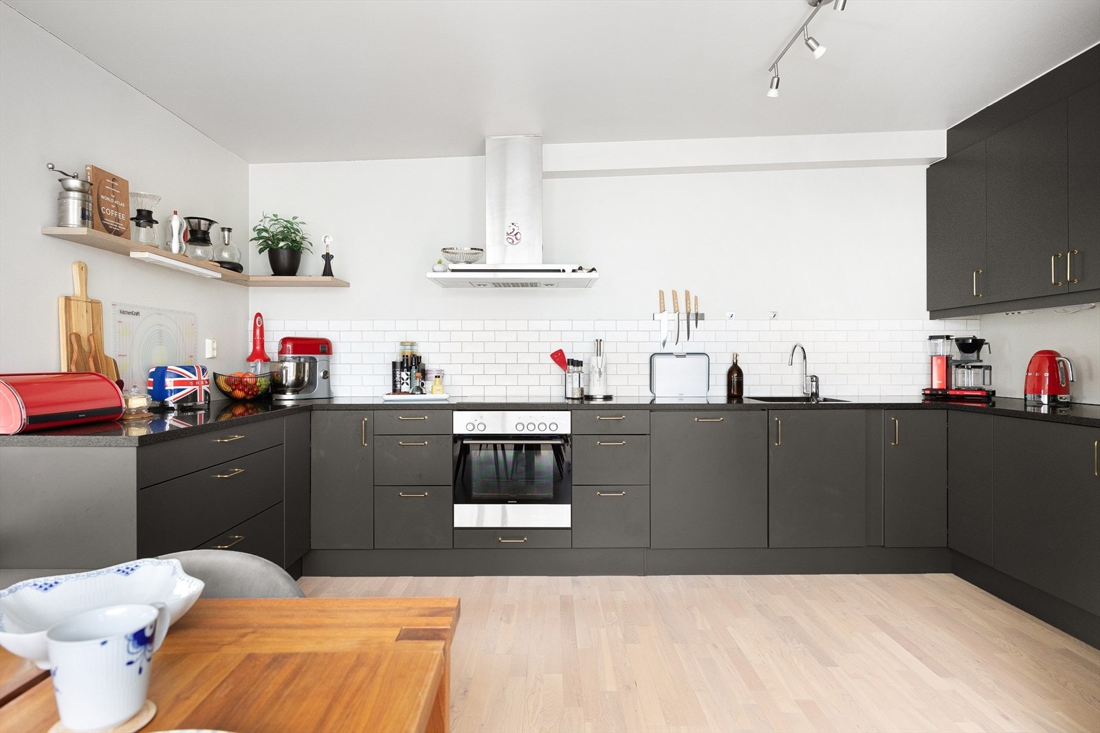 Kjøkkeninnredningen er levert av Sigdal og består av glatte fronter, benkeplate av stein med underlimt oppvaskkum og ettgreps armatur fra Grohe. Galleribilde