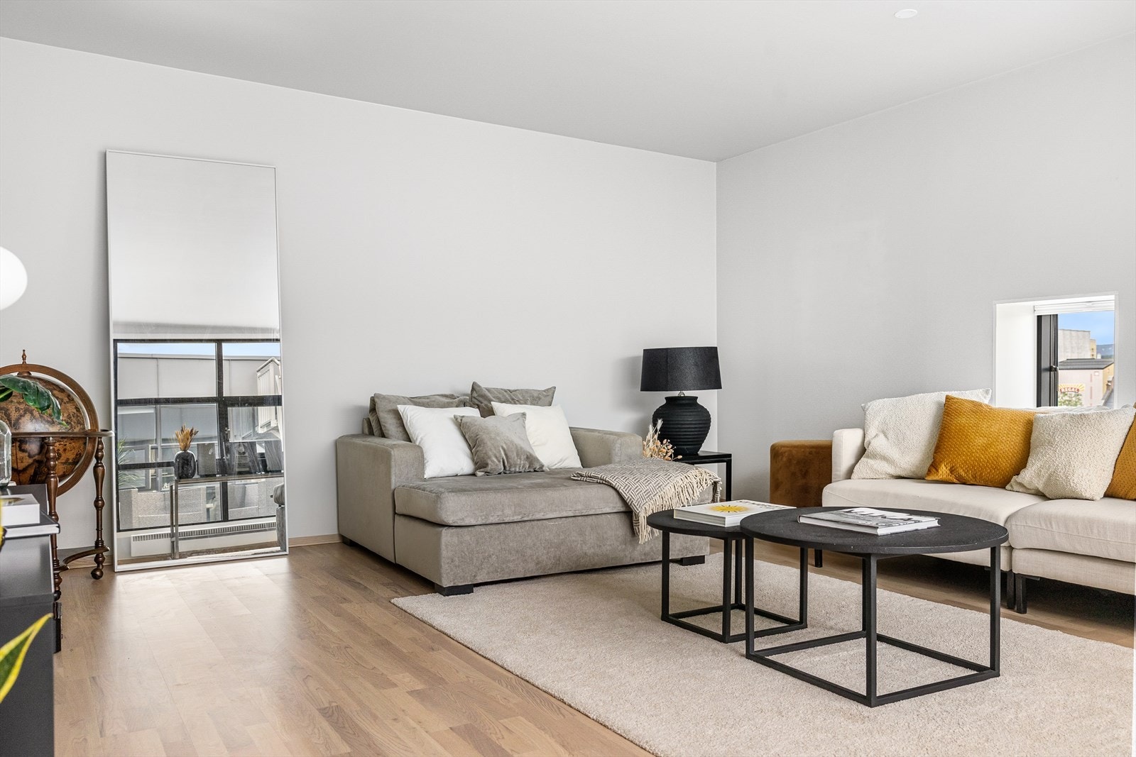 Planløsningen åpner for flere mulige møbleringsalternativer og det er god plass til sofagruppe, bokhyller, tv-seksjon og det du måtte ønske av annen innredning. Galleribilde